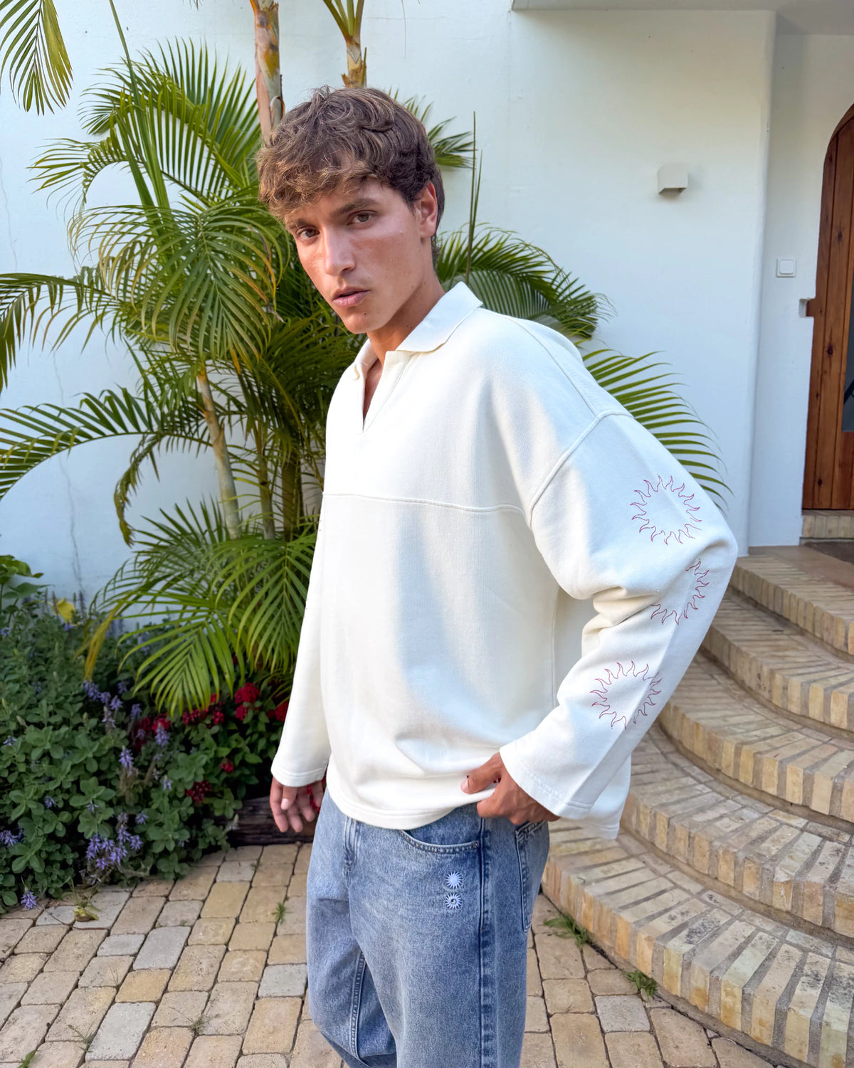 Polo Sun crudo de Becay, look completo con la prenda puesta de streetwear español