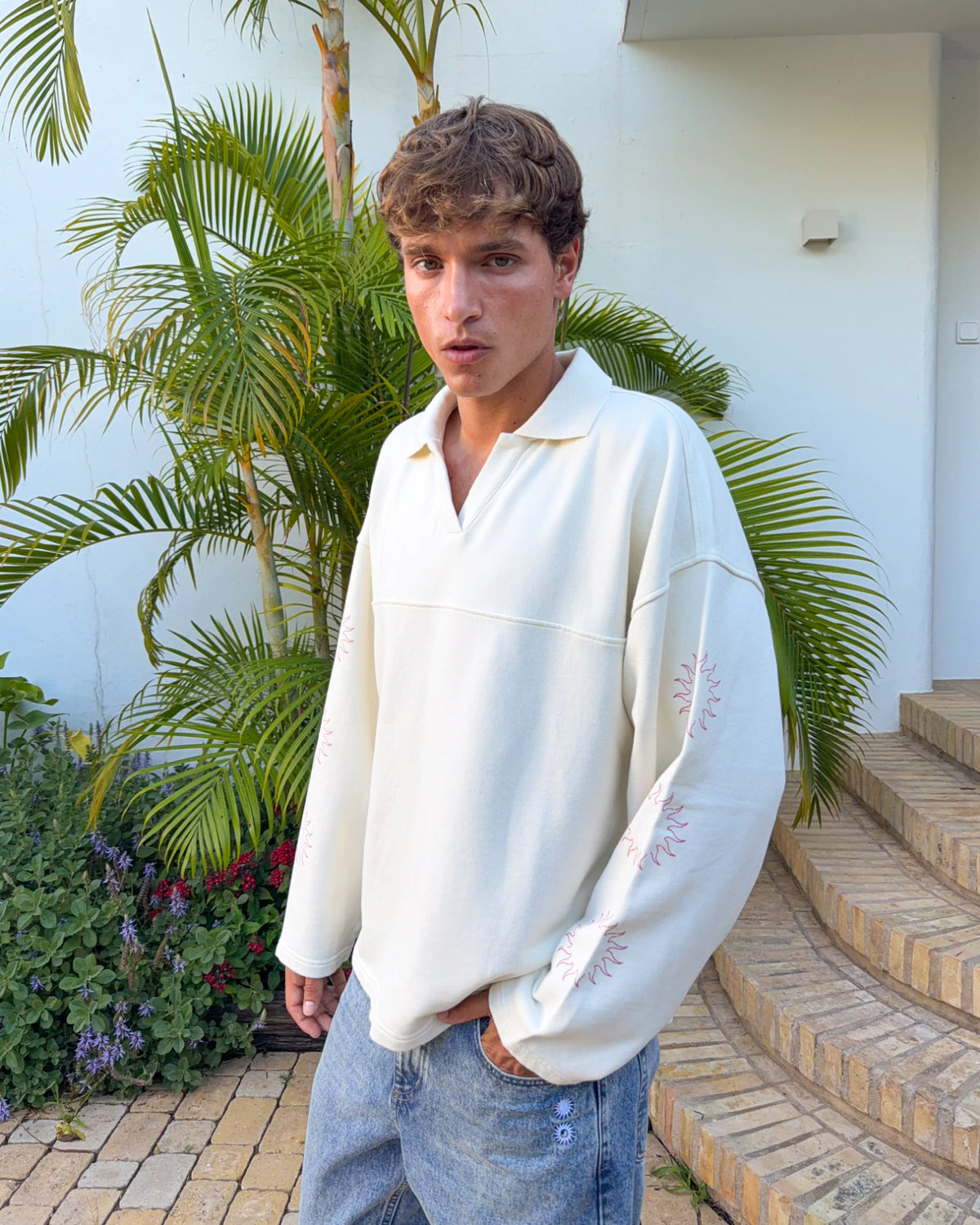 Polo Sun crudo de Becay, vista cenital de la prenda doblada de streetwear español