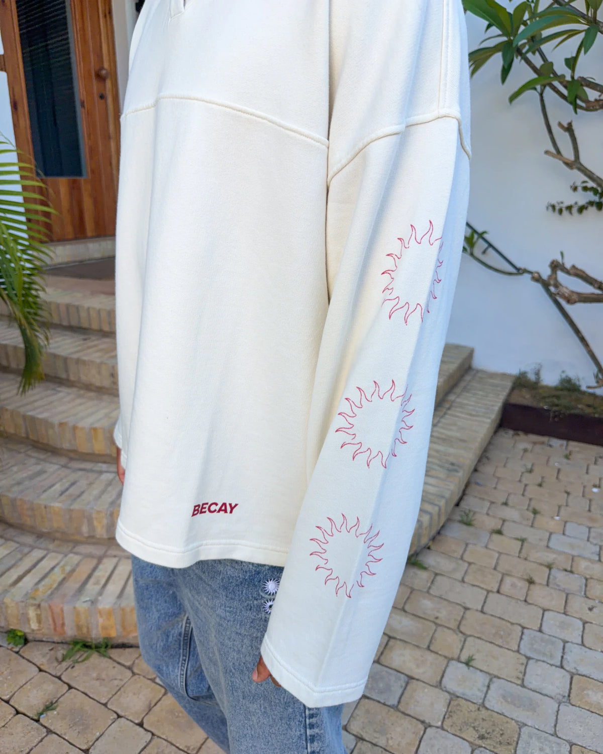 Polo Sun crudo de Becay, detalle del cuello y las costuras de streetwear español
