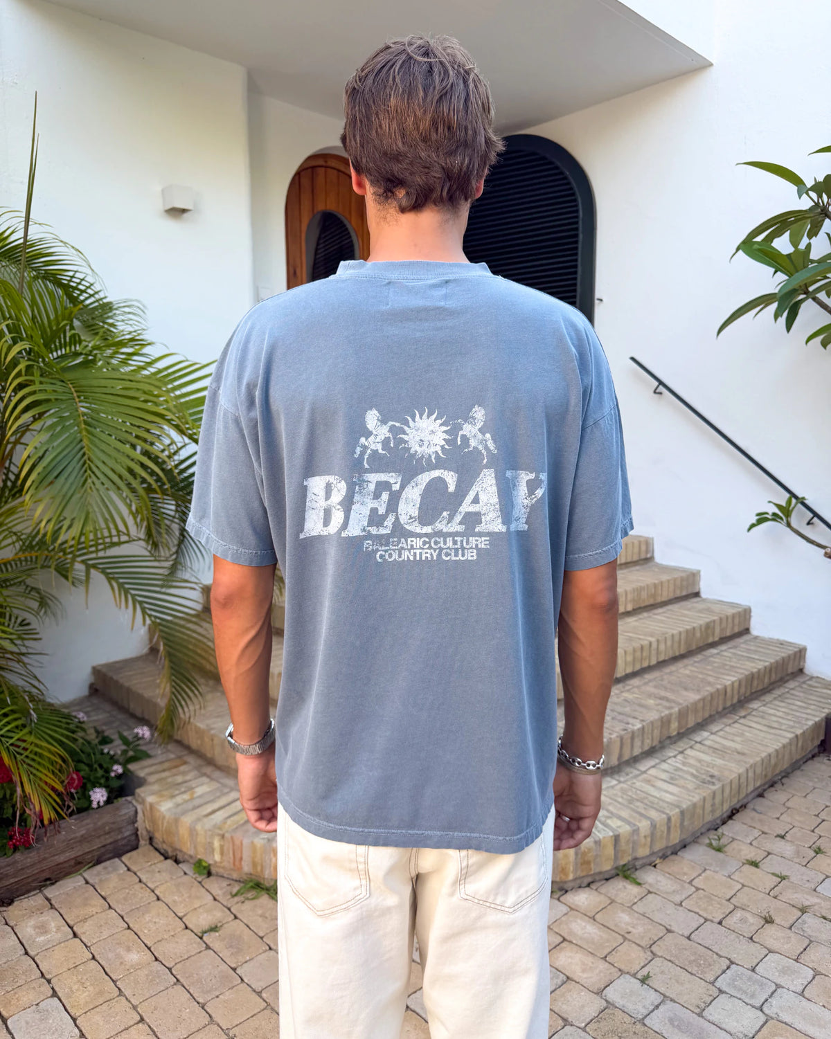 Camiseta Country azul marino de Becay, fotografía de campaña de la colección