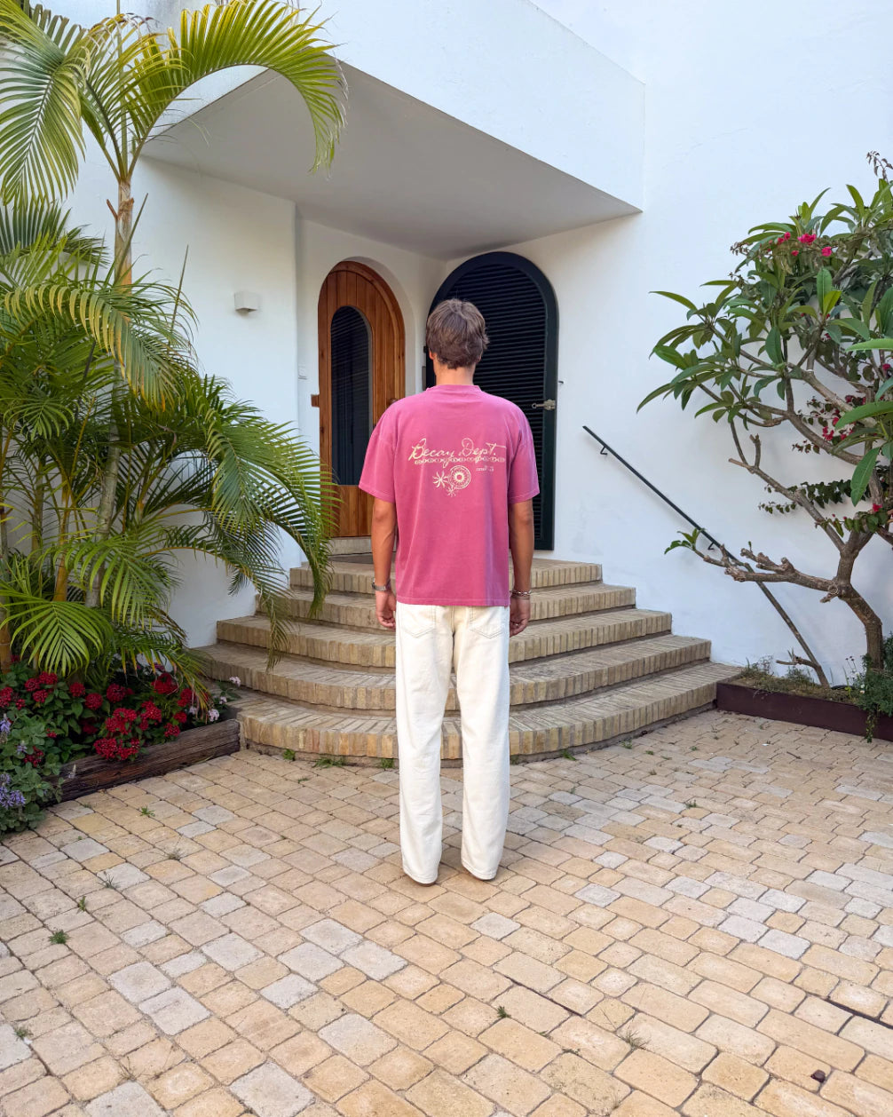 Camiseta Emblem granate de Becay, vista lateral de la prenda