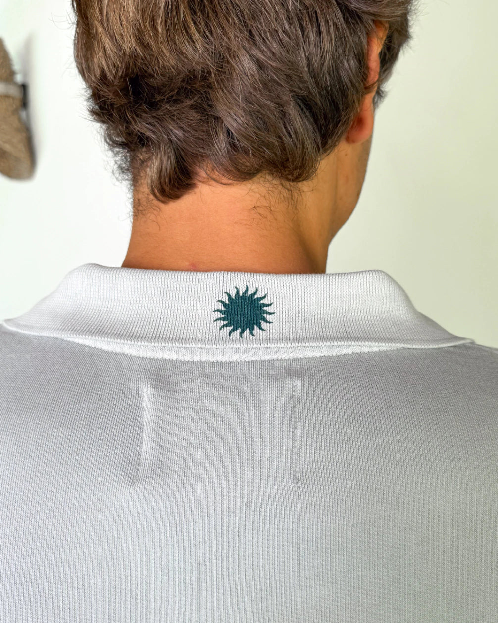 Polo Sun gris de Becay, vista lateral de la prenda de streetwear español
