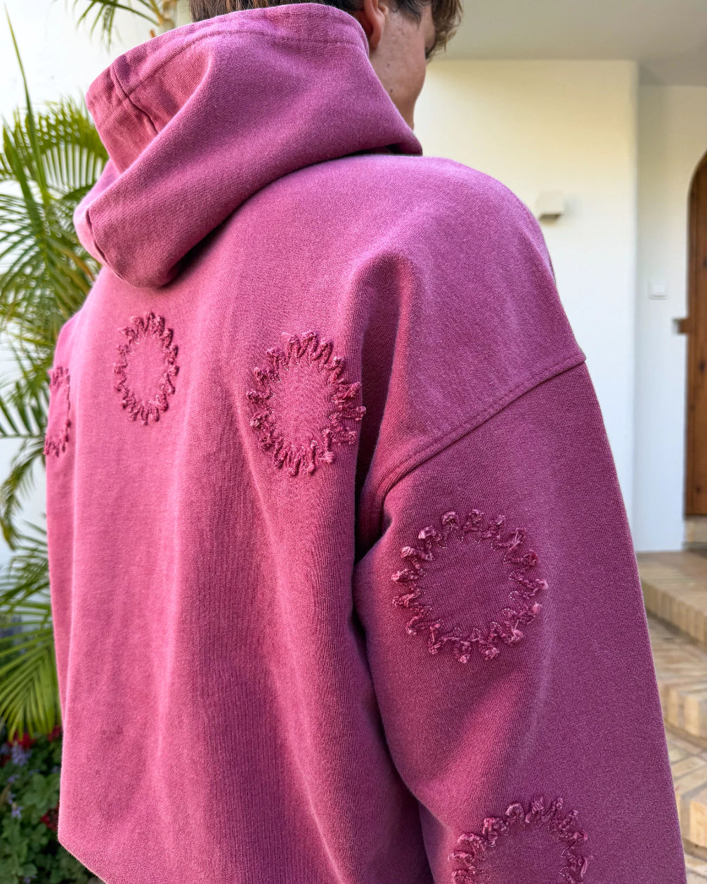 Sudadera con capucha Suns burdeos de Becay, primer plano de la etiqueta de marca