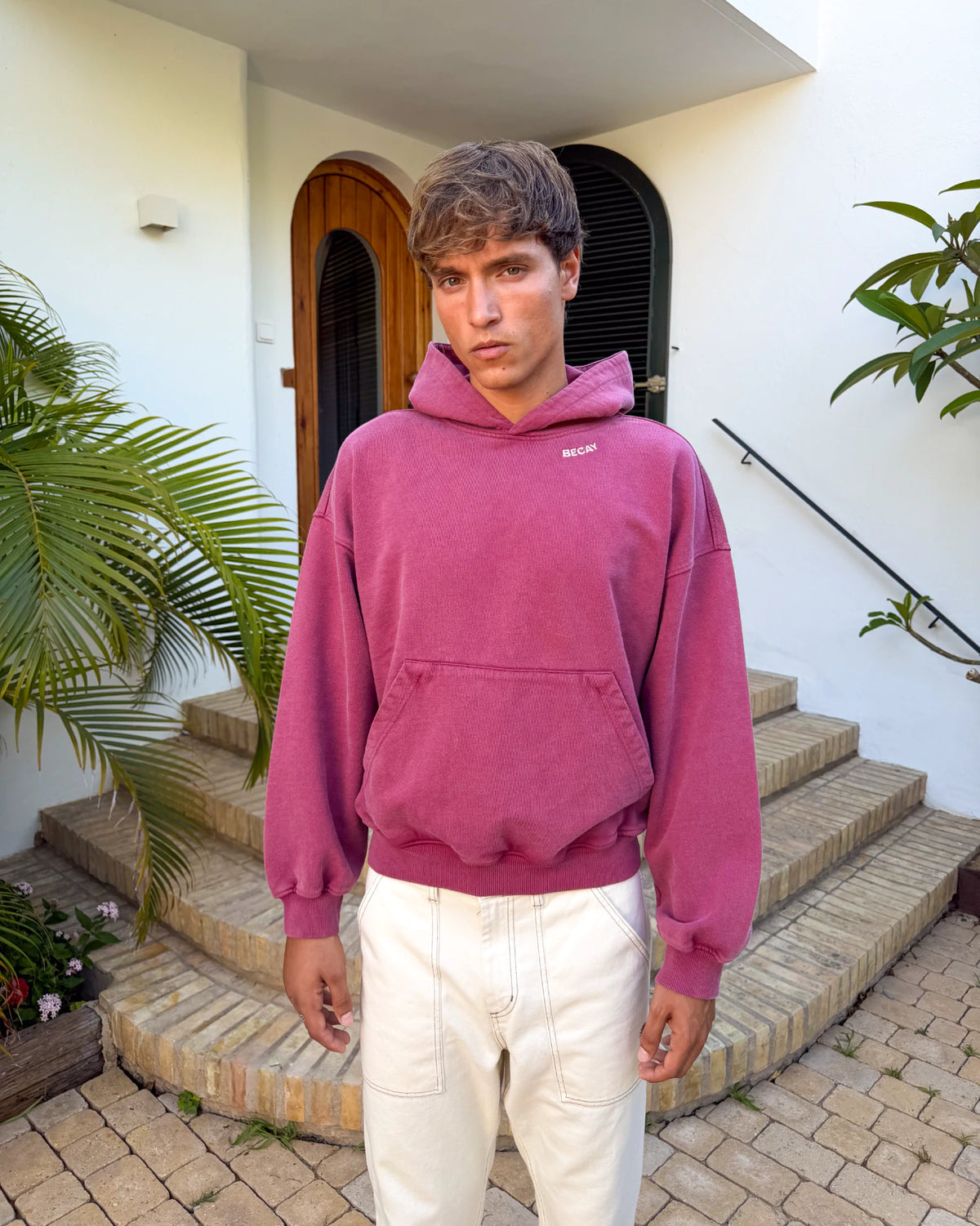 Sudadera con capucha Suns burdeos de Becay, detalle del cuello y las costuras