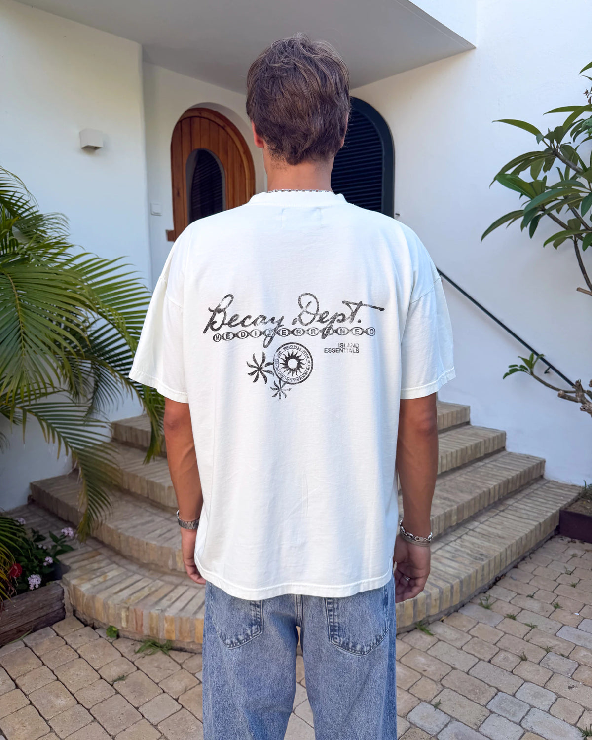 Camiseta Emblem cruda de Becay, fotografía de campaña de la colección