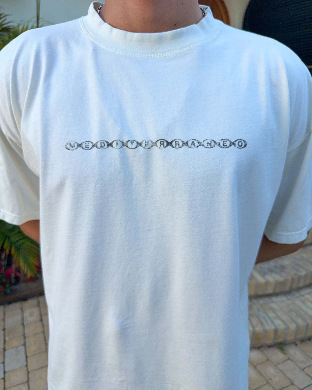 Camiseta Emblem cruda de Becay, primer plano de la etiqueta de marca