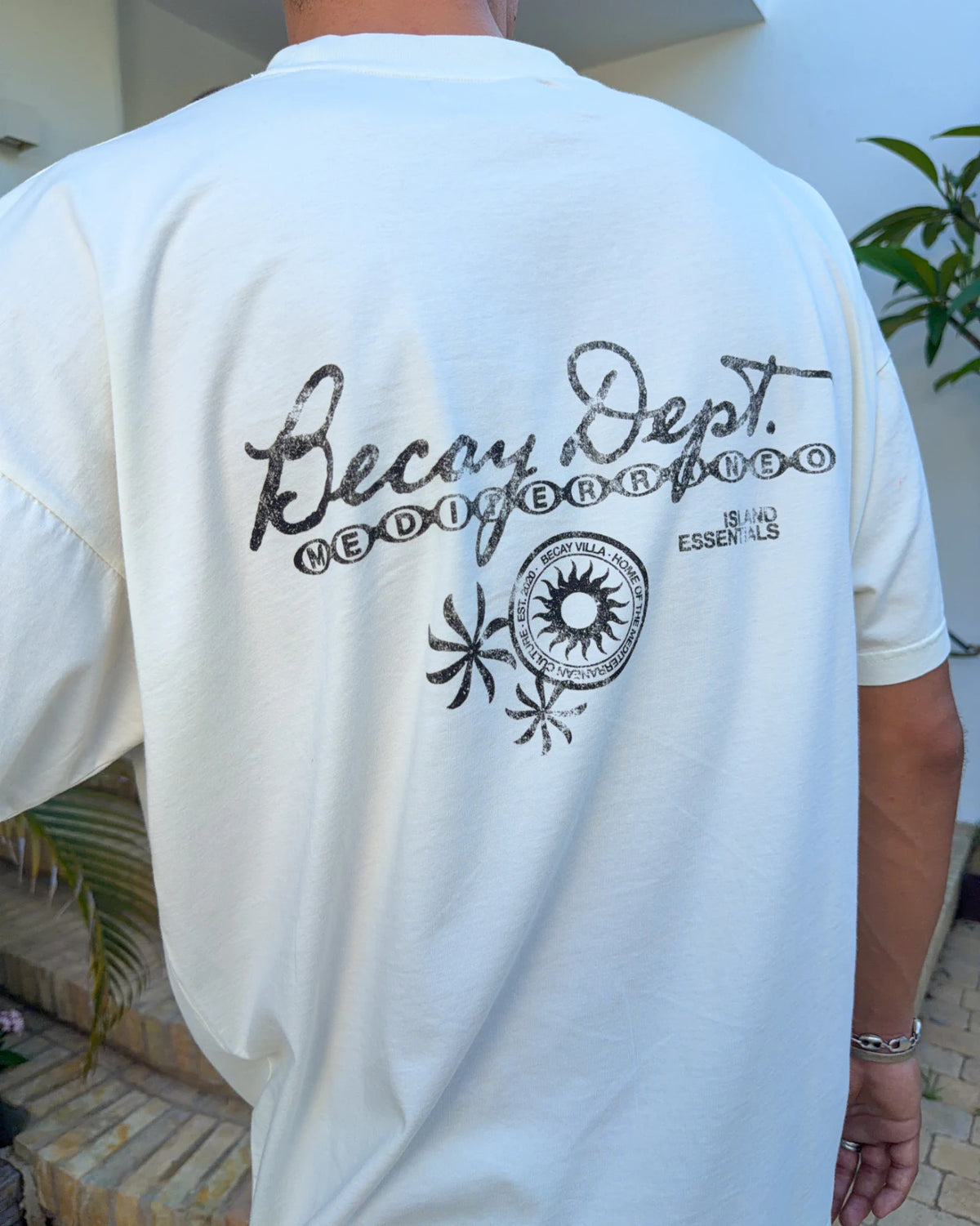 Camiseta Emblem cruda de Becay, detalle del cuello y las costuras