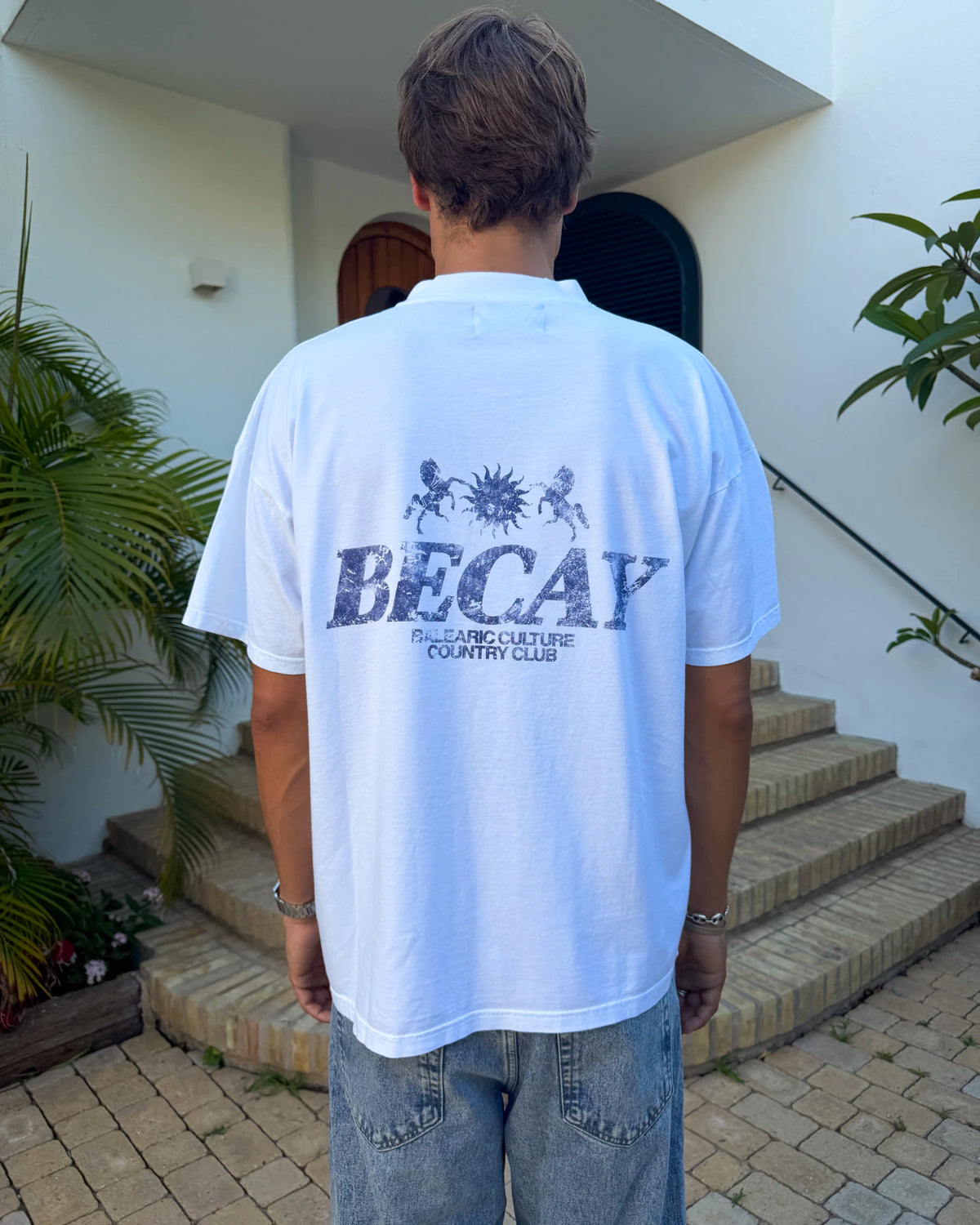Camiseta Country blanca de Becay, look completo con la prenda puesta