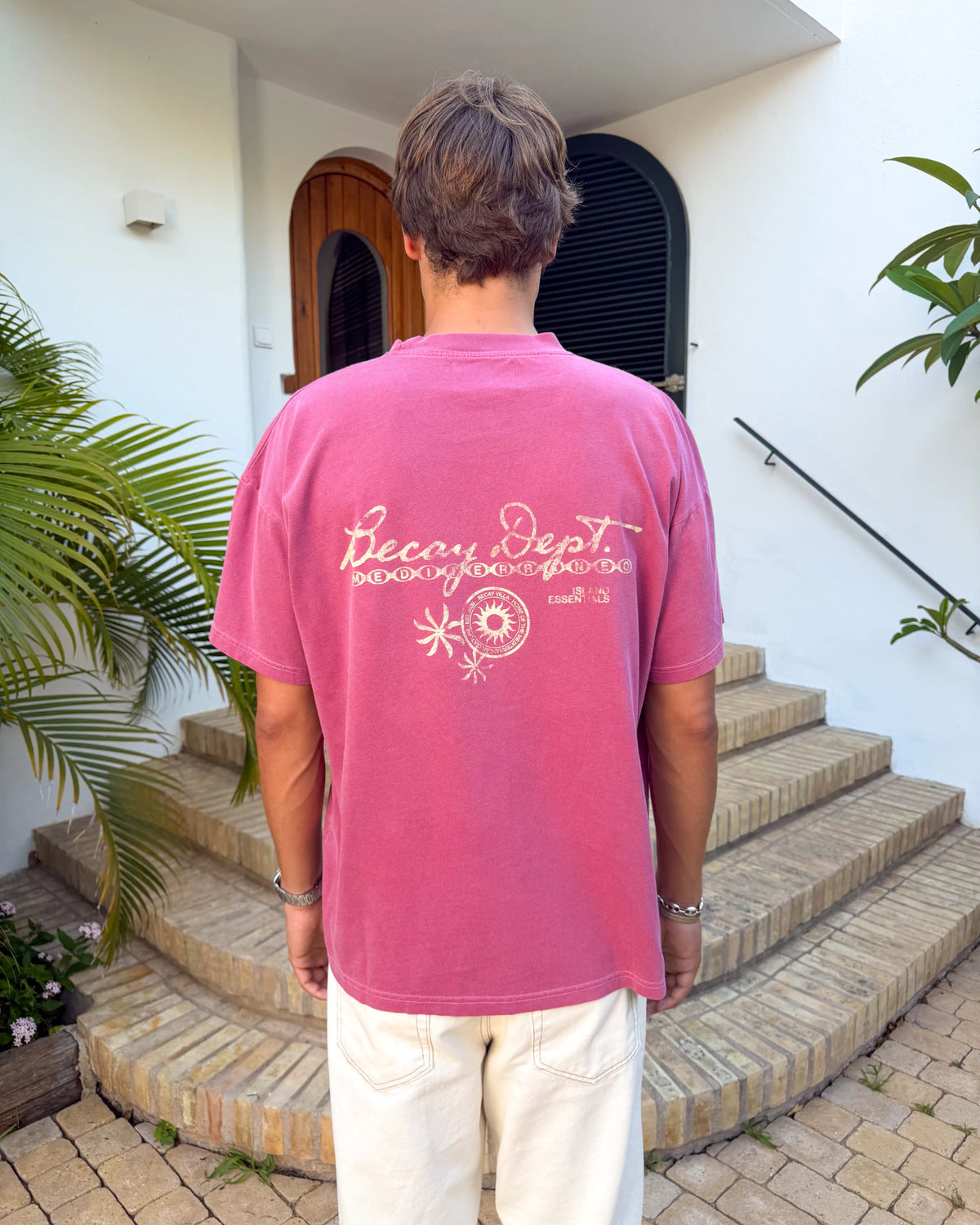 Camiseta Emblem granate de Becay, look completo con la prenda puesta