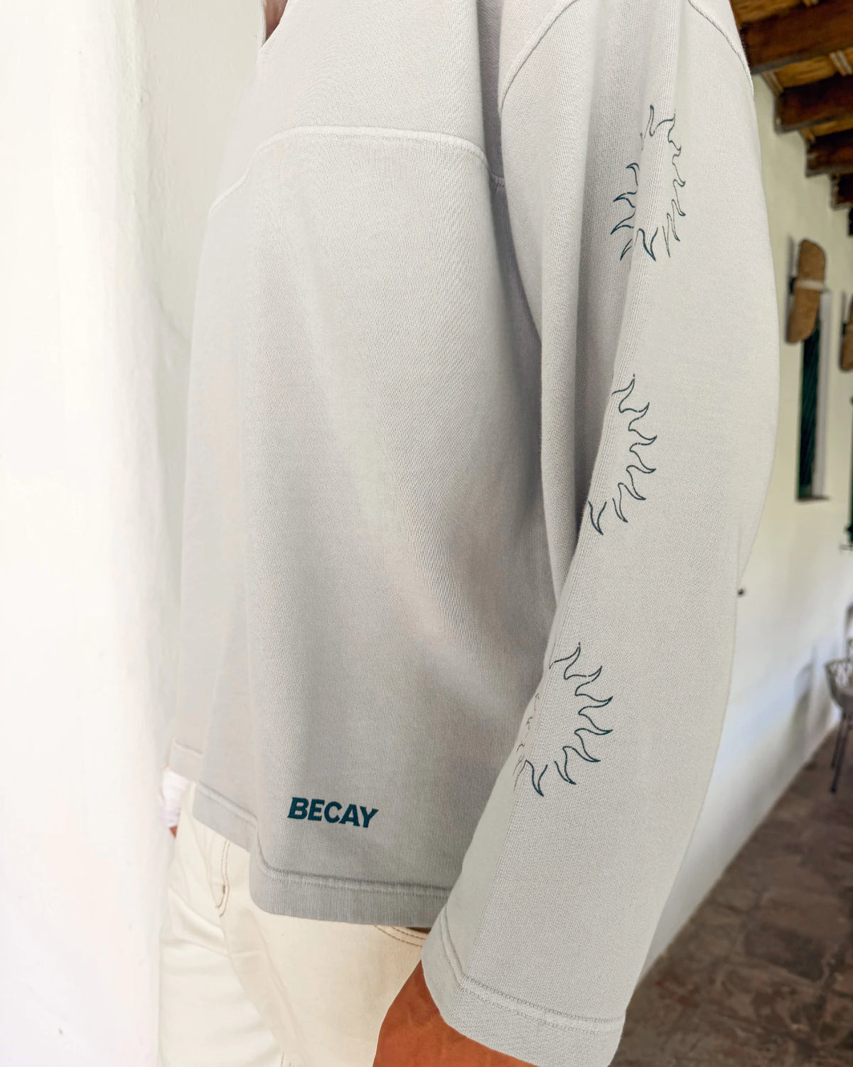 Polo Sun gris de Becay, fotografía de campaña de la colección