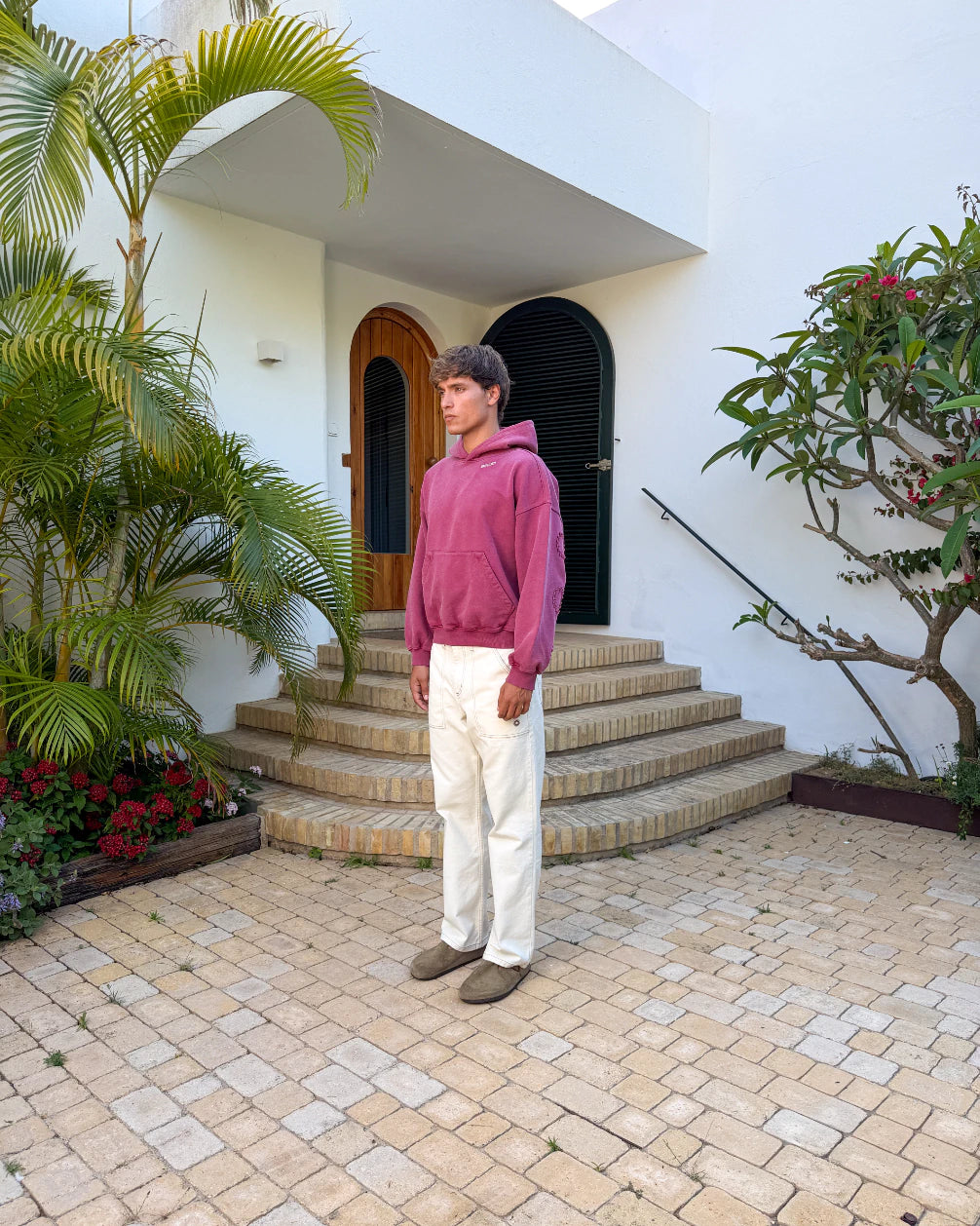 Sudadera con capucha Suns burdeos de Becay, vista lateral de la prenda