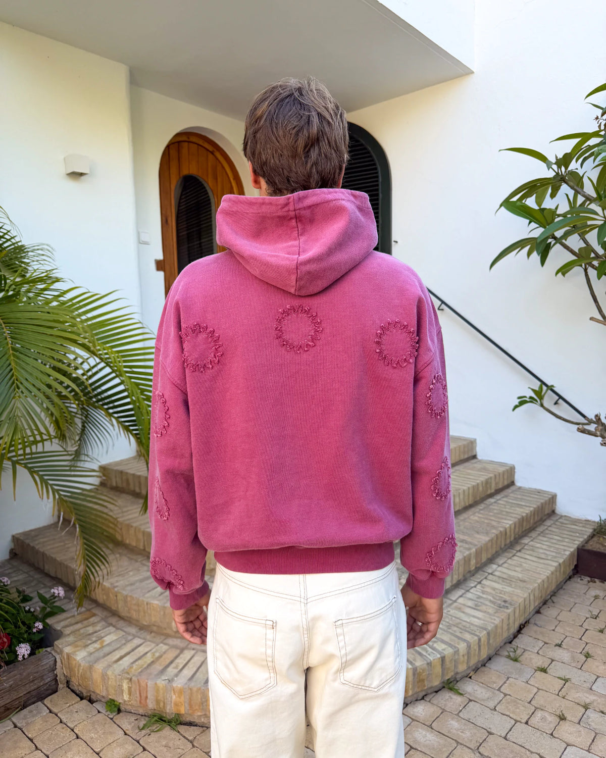 Sudadera con capucha Suns burdeos de Becay, look completo con la prenda puesta