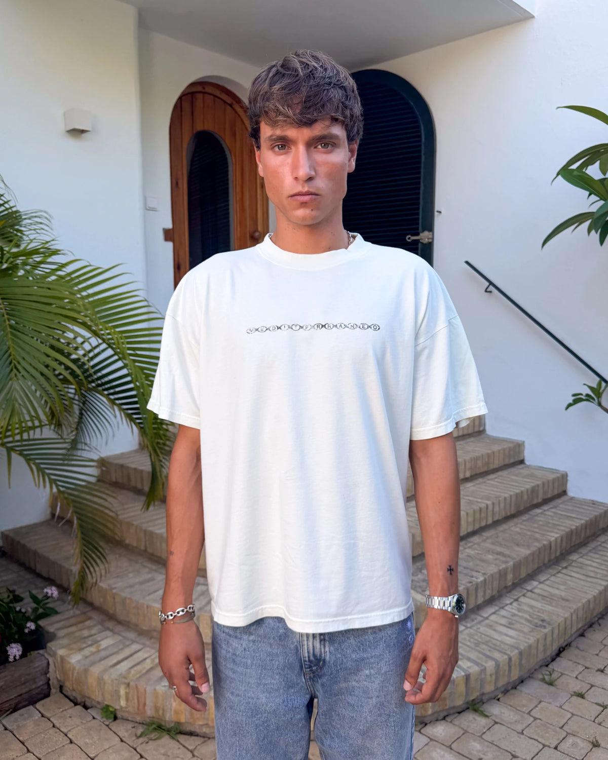 Camiseta Emblem cruda de Becay, look completo con la prenda puesta