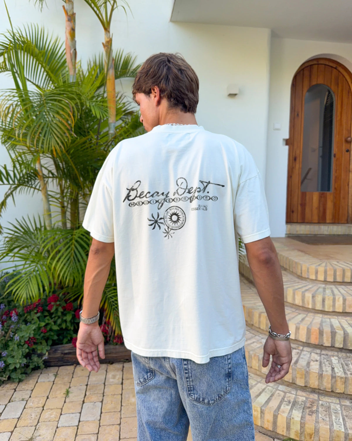 Camiseta Emblem cruda de Becay, vista cenital de la prenda doblada