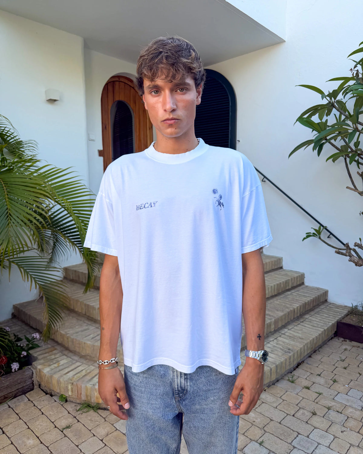 Camiseta Country blanca de Becay, fotografía de campaña de la colección