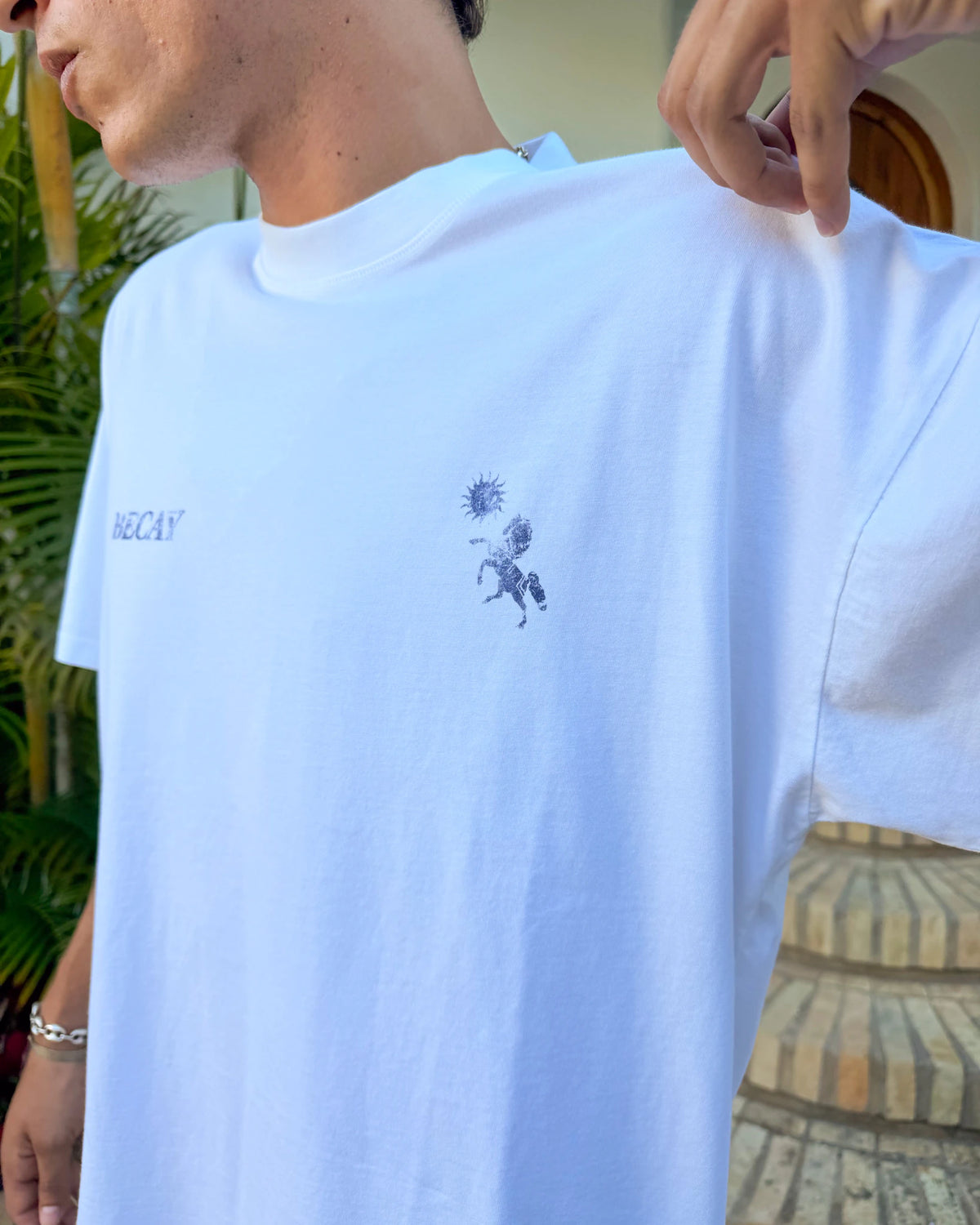 Camiseta Country blanca de Becay, primer plano de la etiqueta de marca